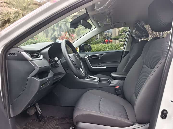 Фото 8 - Toyota RAV4