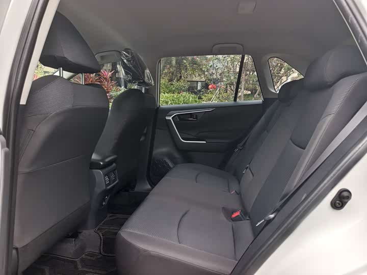 Фото 9 - Toyota RAV4