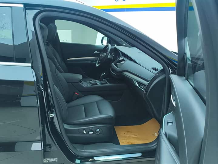 Фото 8 - Cadillac XT4