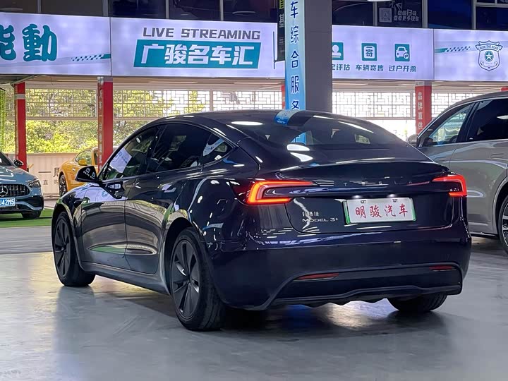 Фото 4 - Tesla Model 3