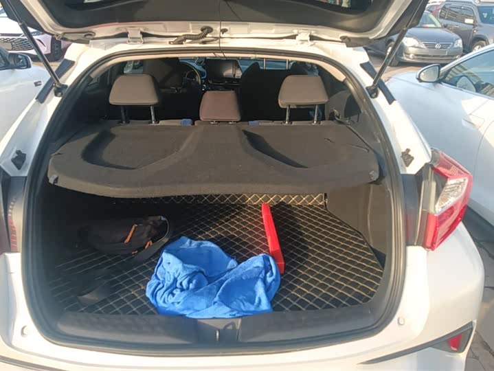 Фото 4 - Toyota C-HR