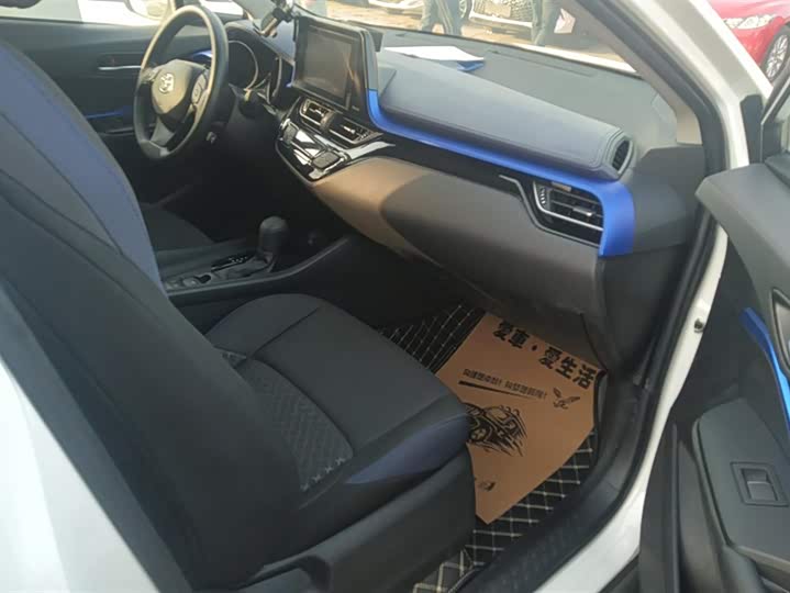 Фото 8 - Toyota C-HR