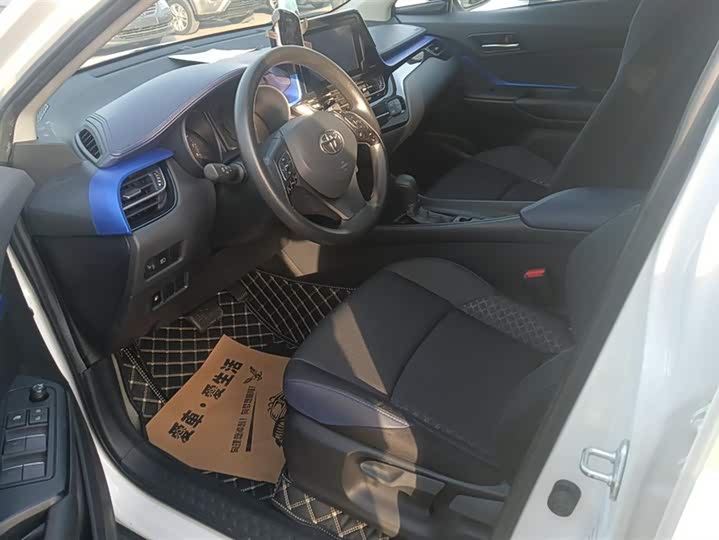 Фото 9 - Toyota C-HR