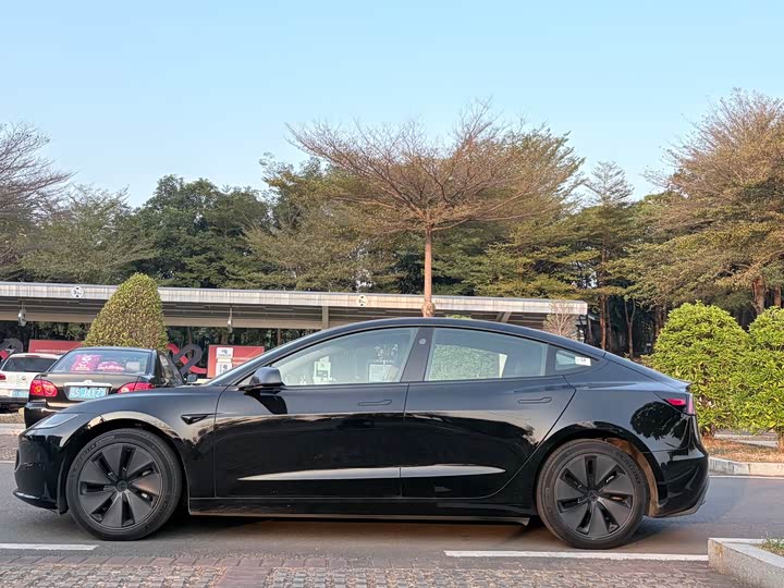 Фото 4 - Tesla Model 3
