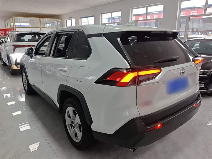 Фото 5 - Toyota RAV4