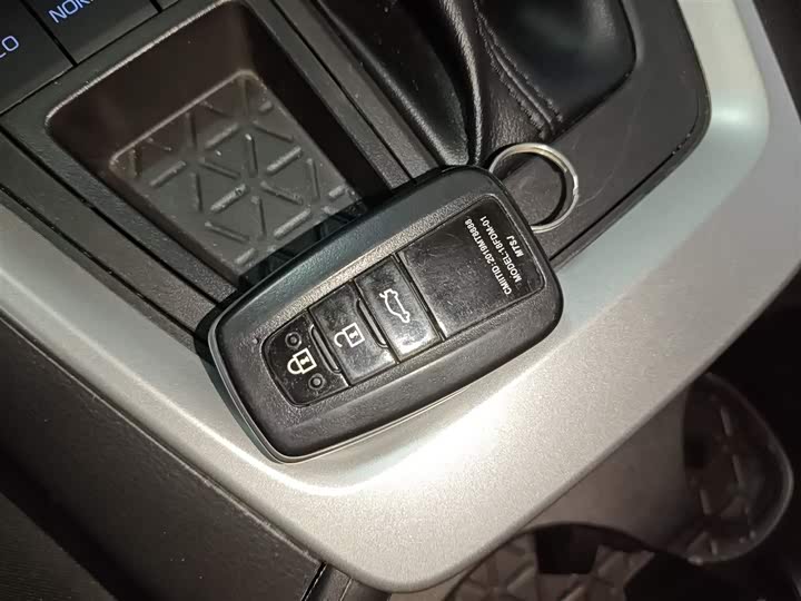 Фото 9 - Toyota RAV4