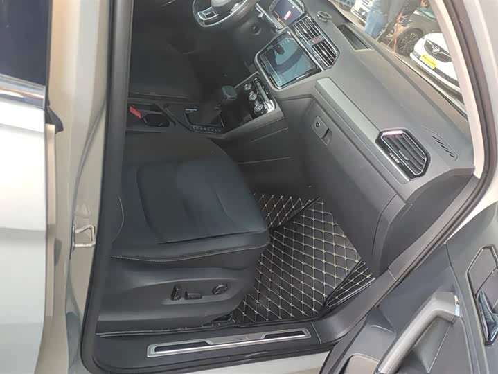 Фото 8 - Volkswagen Tiguan L Pro