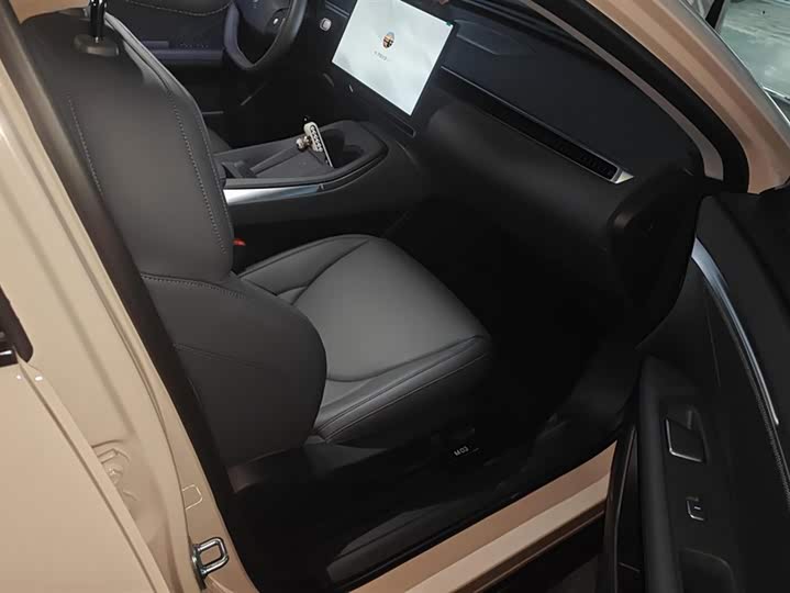 Фото 8 - XPeng Mona M03