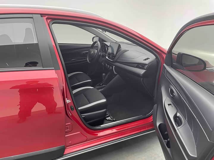 Фото 7 - Toyota Yaris L Hatchback