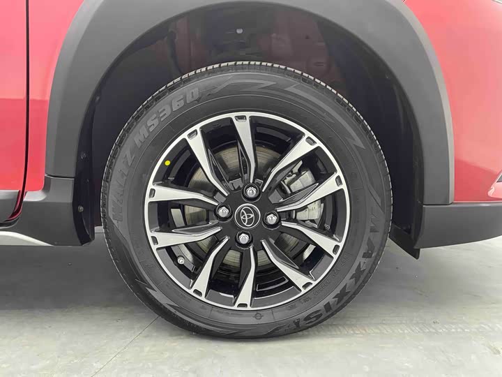 Фото 8 - Toyota Yaris L Hatchback