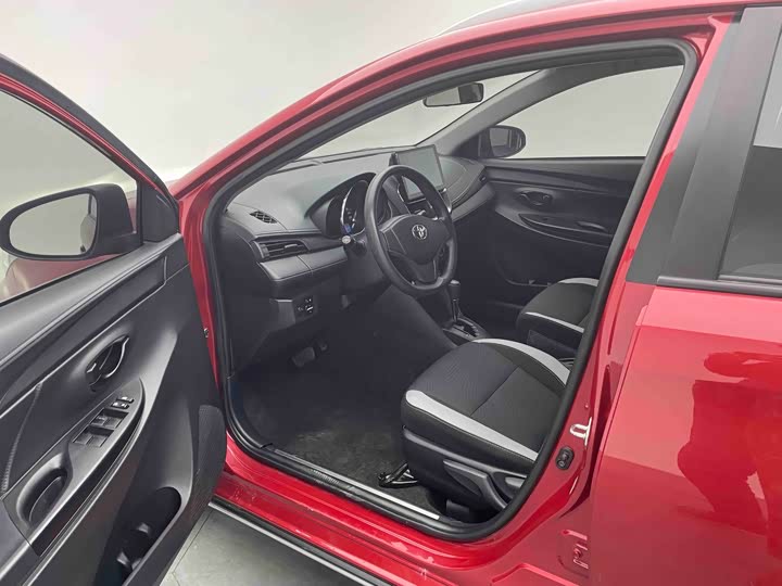 Фото 9 - Toyota Yaris L Hatchback