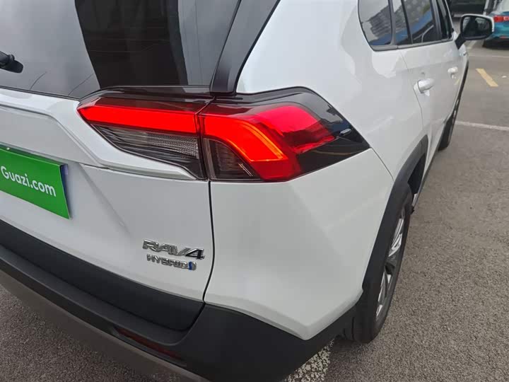 Фото 8 - Toyota RAV4