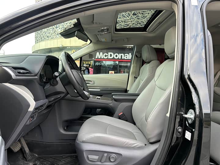 Фото 4 - Toyota Granvia