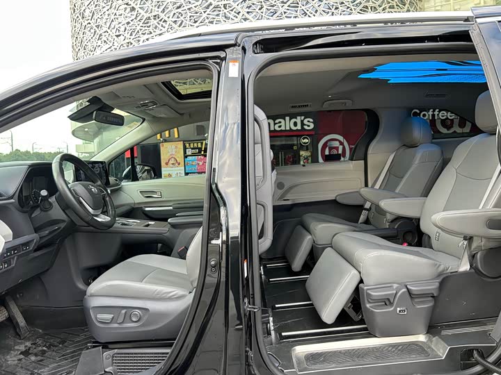 Фото 6 - Toyota Granvia