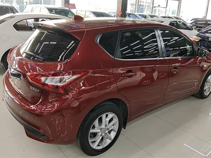 Фото 3 - Nissan Tiida