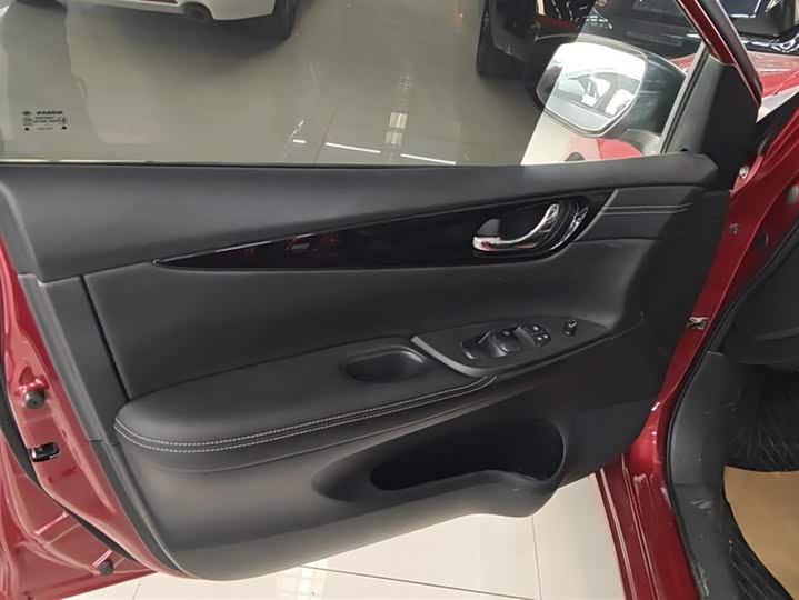 Фото 7 - Nissan Tiida