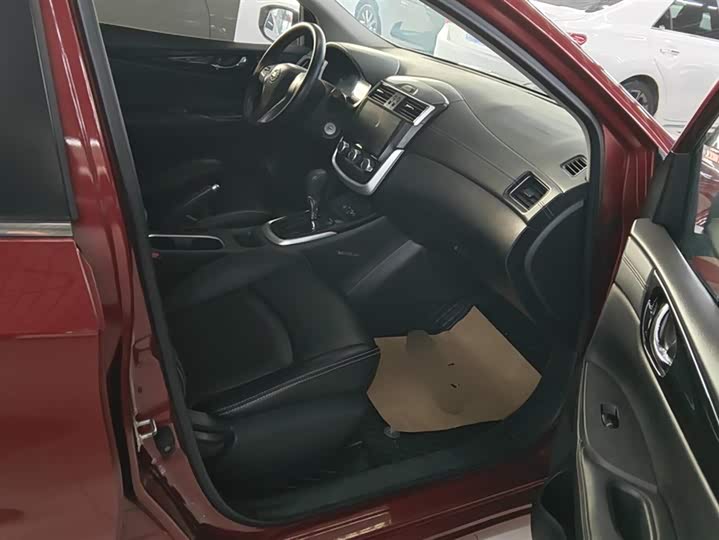 Фото 8 - Nissan Tiida