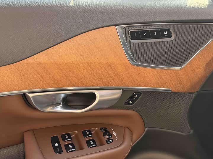 Фото 4 - Volvo XC90