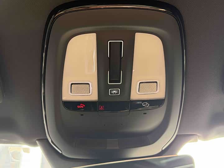 Фото 9 - Volvo XC90