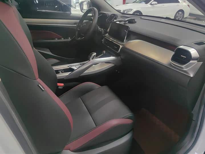 Фото 8 - Geely Coolray