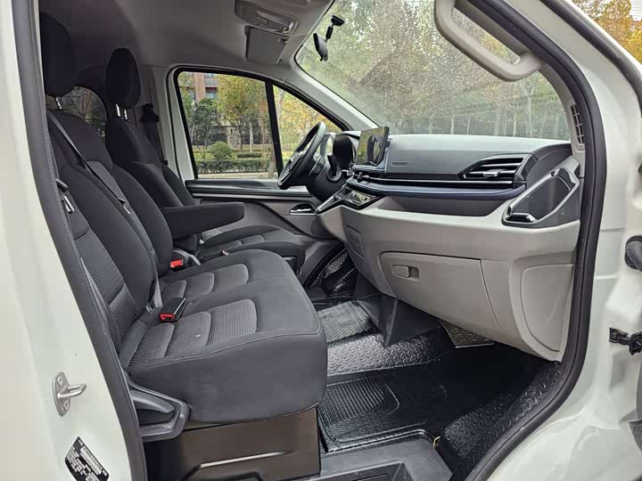 Фото 7 - Maxus V70