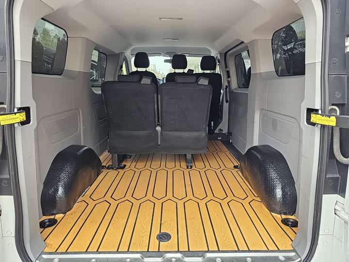 Фото 9 - Maxus V70