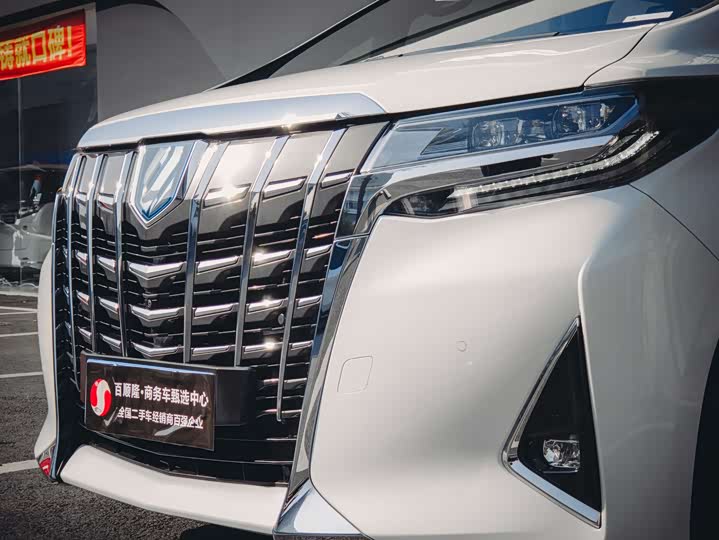 Фото 4 - Toyota Alphard