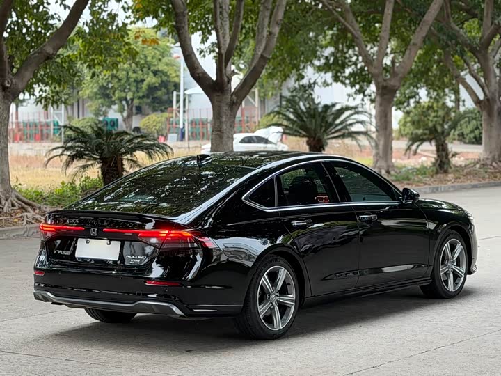 Фото 8 - Honda Accord