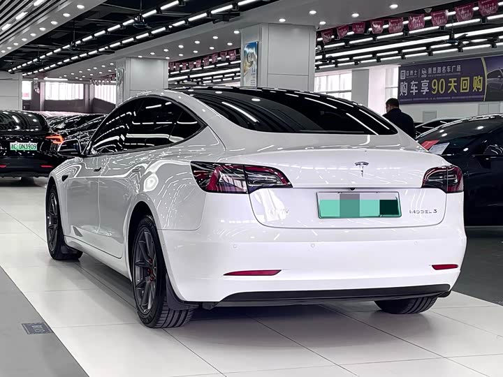 Фото 9 - Tesla Model 3