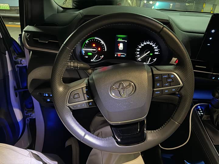 Фото 8 - Toyota Sienna