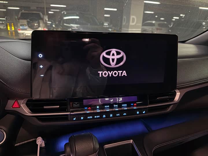 Фото 9 - Toyota Sienna