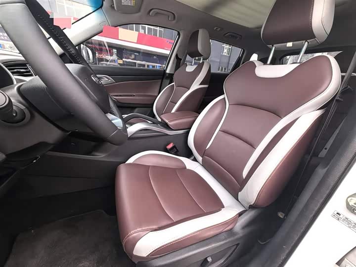 Фото 8 - Geely Atlas