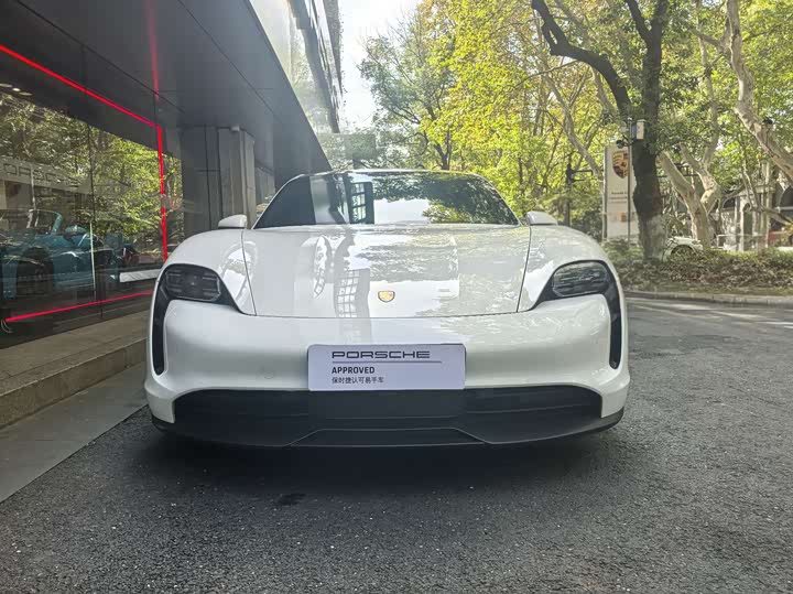 Фото 2 - Porsche Taycan