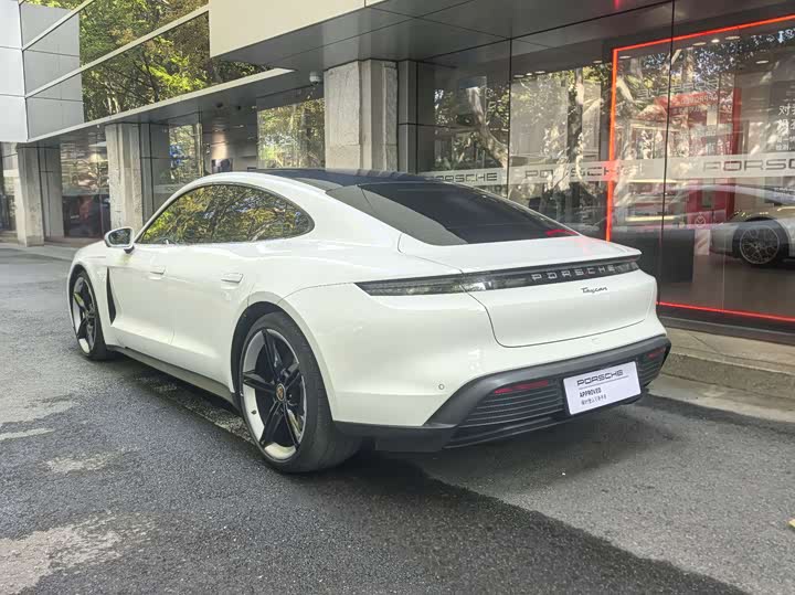 Фото 4 - Porsche Taycan