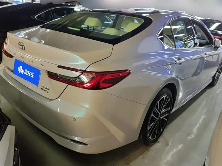 Фото 3 - Toyota Camry