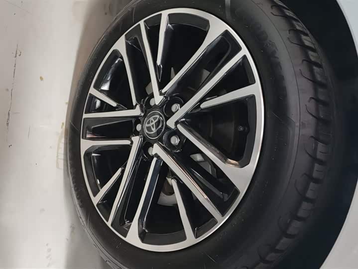 Фото 6 - Toyota Camry