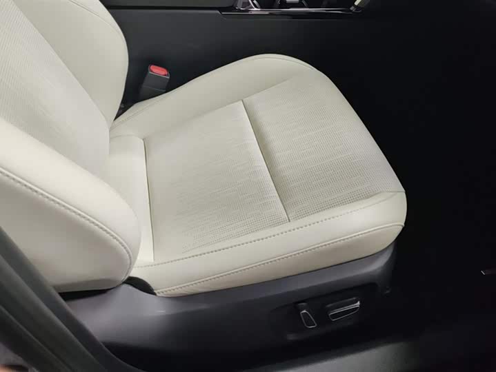 Фото 8 - Toyota Camry