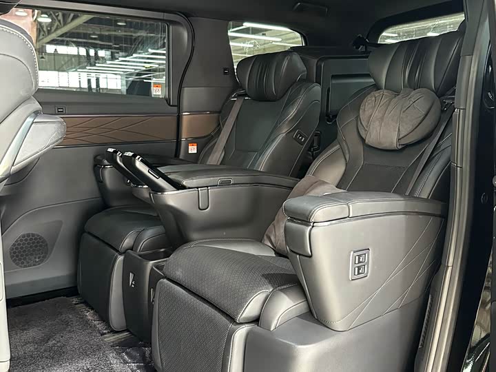 Фото 9 - Toyota Alphard