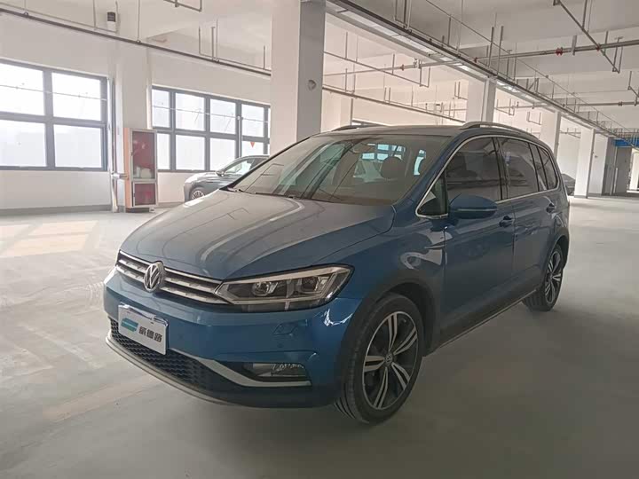 Фото 1 - Volkswagen Touran L