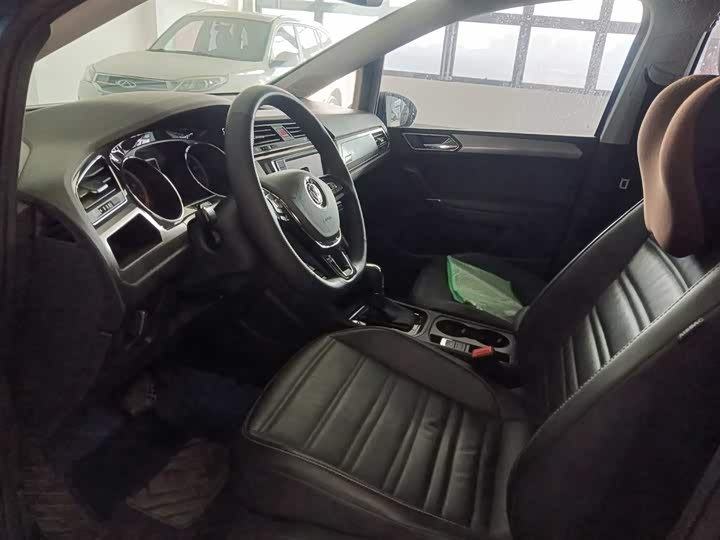 Фото 7 - Volkswagen Touran L