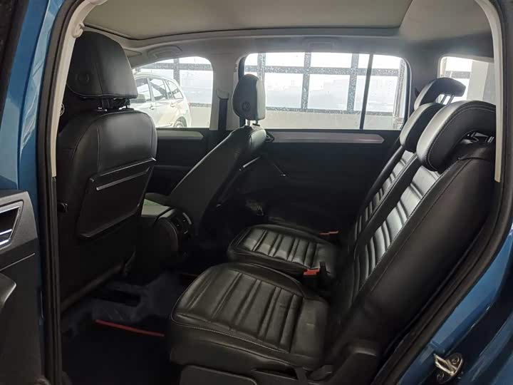 Фото 9 - Volkswagen Touran L