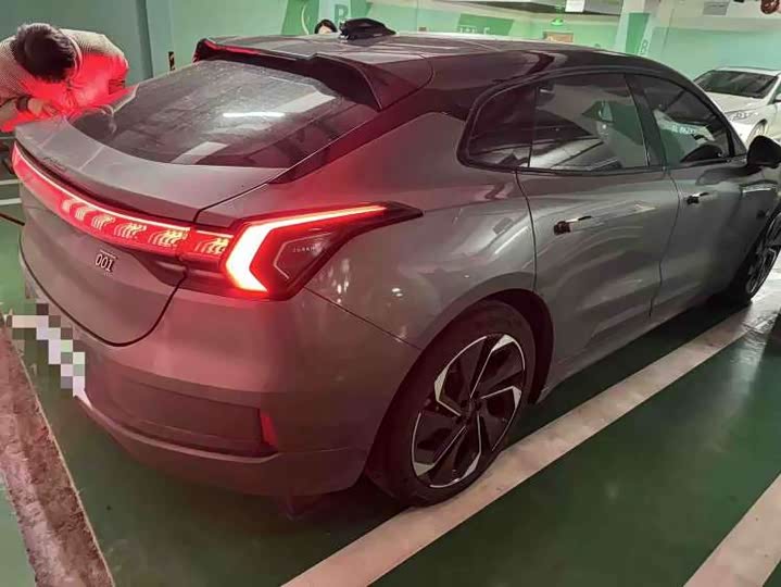 Фото 7 - Zeekr 001