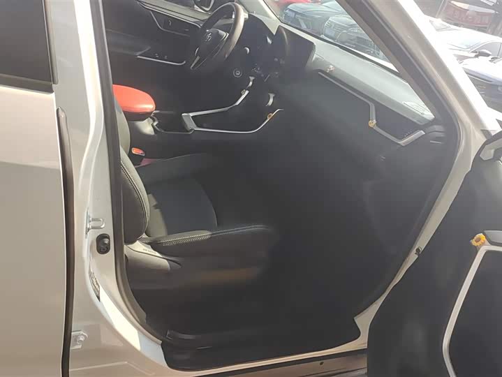 Фото 8 - Toyota RAV4