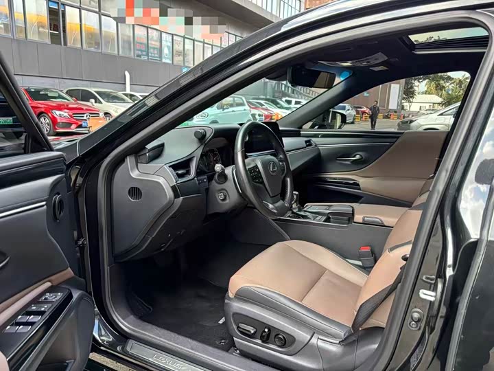 Фото 4 - Lexus ES