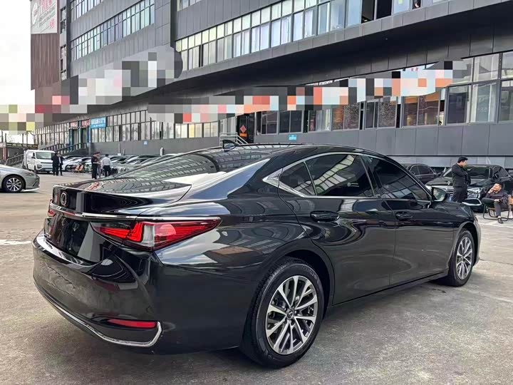 Фото 7 - Lexus ES