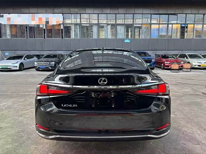 Фото 8 - Lexus ES