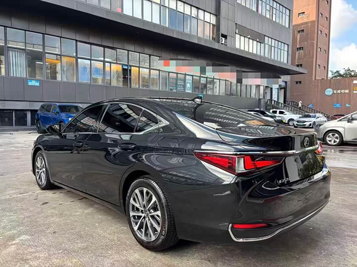 Фото 9 - Lexus ES