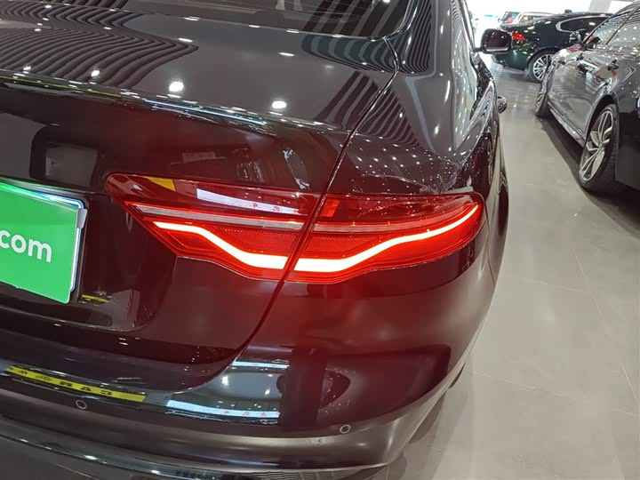 Фото 8 - Jaguar XE L