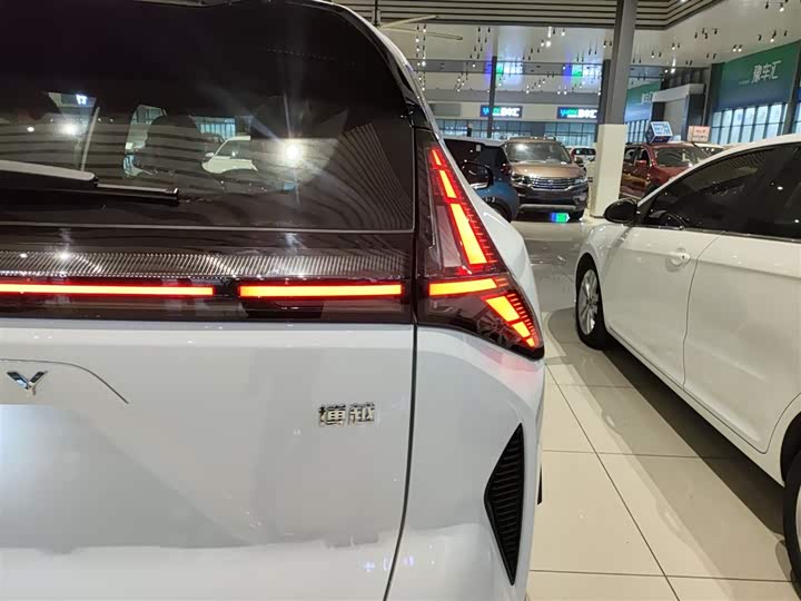 Фото 6 - Geely Atlas