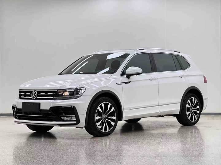 Фото 1 - Volkswagen Tiguan L Pro